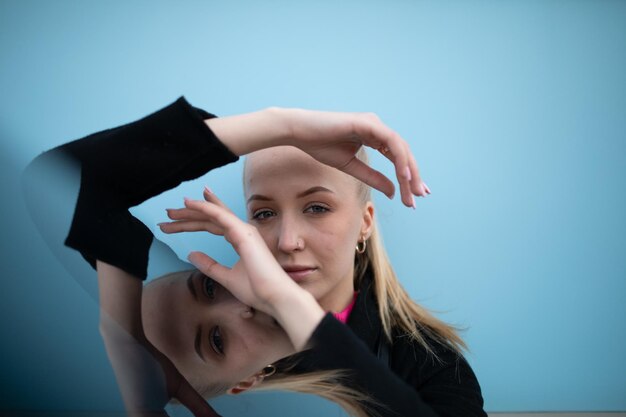 Foto ritratto di una bella giovane donna su uno sfondo grigio