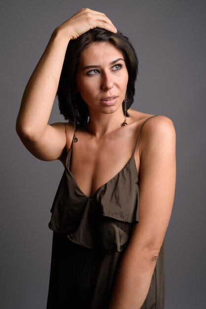 Photo portrait of beautiful young woman against gray background