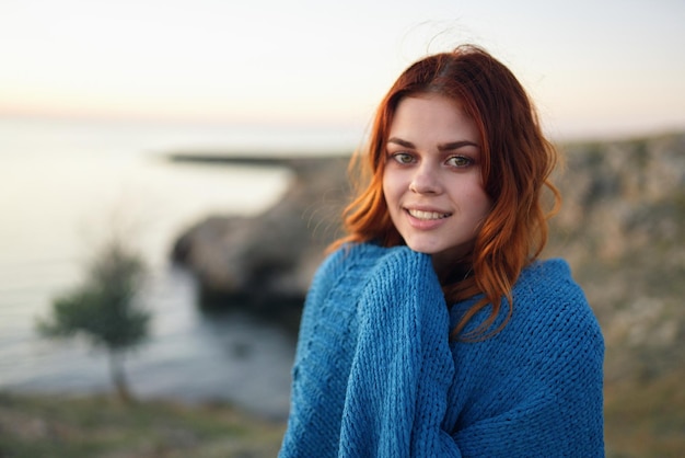 Foto ritratto di una bella giovane donna contro il mare