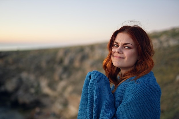 Foto ritratto di una bella giovane donna contro il cielo