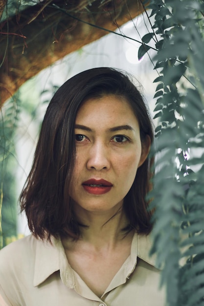 Photo portrait of beautiful young woman against trees