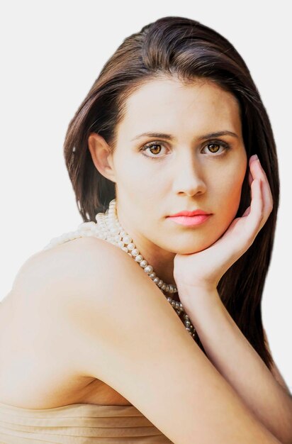 Photo portrait of beautiful young woman against white background