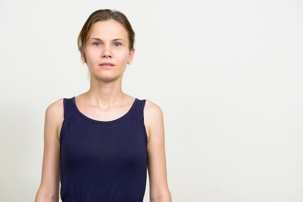 Photo portrait of beautiful young woman against white background