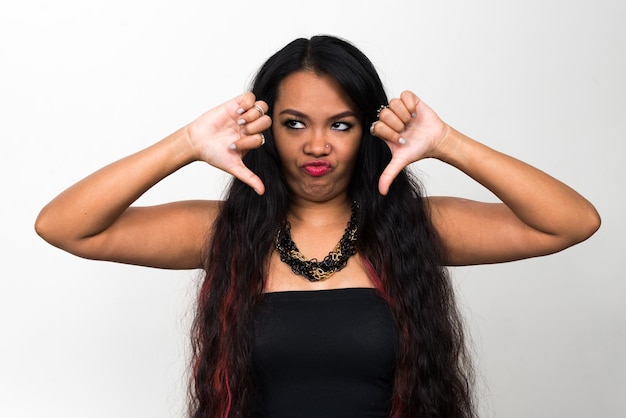 Photo portrait of beautiful young woman against white background