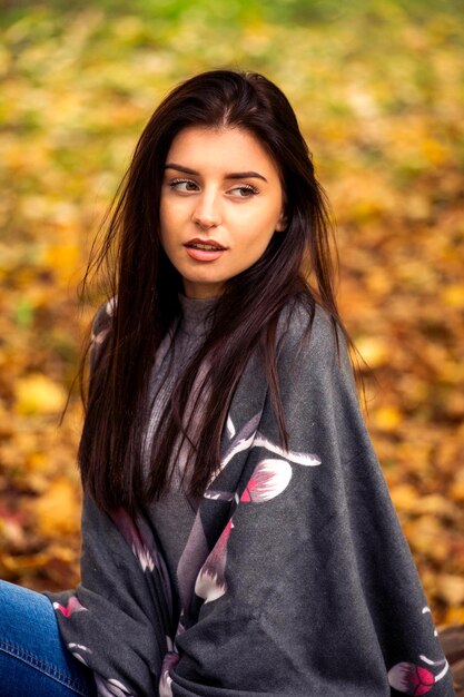 Foto ritratto di una bella giovane donna in autunno