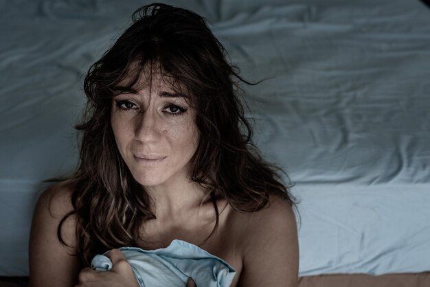 Photo portrait of beautiful young woman on bed