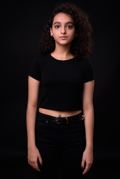 Photo portrait of a beautiful young woman over black background