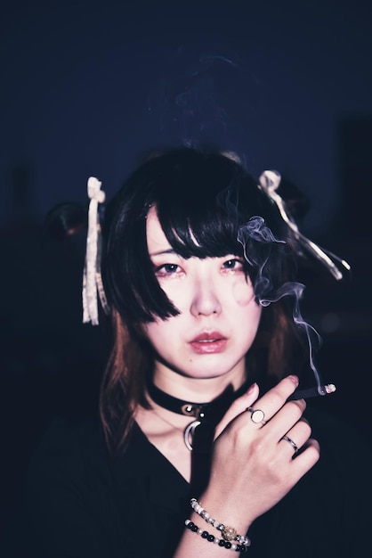 黑色背景上的美丽的年轻女人的肖像
