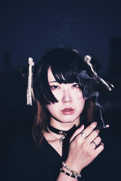 Photo portrait of a beautiful young woman over black background