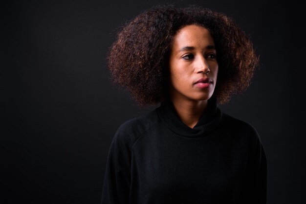 Photo portrait of a beautiful young woman over black background