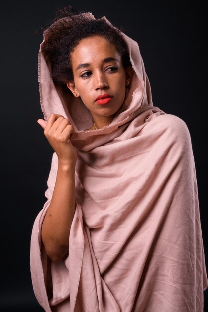 Photo portrait of a beautiful young woman over black background