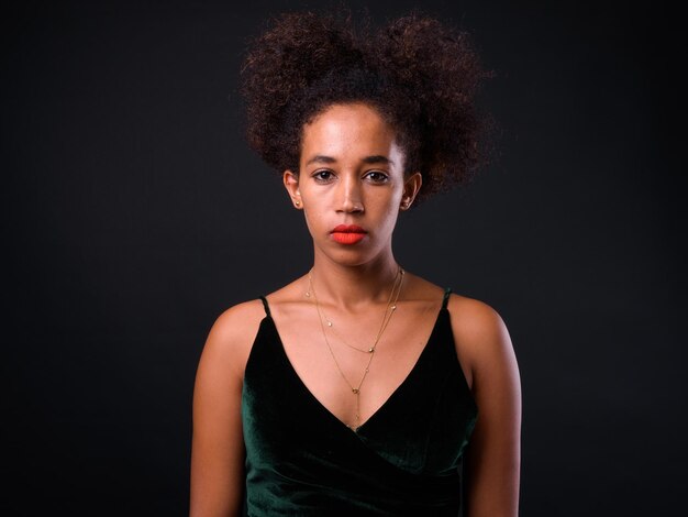 Photo portrait of a beautiful young woman over black background