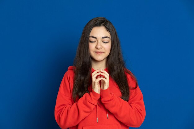 Photo portrait of a beautiful young woman over blue background