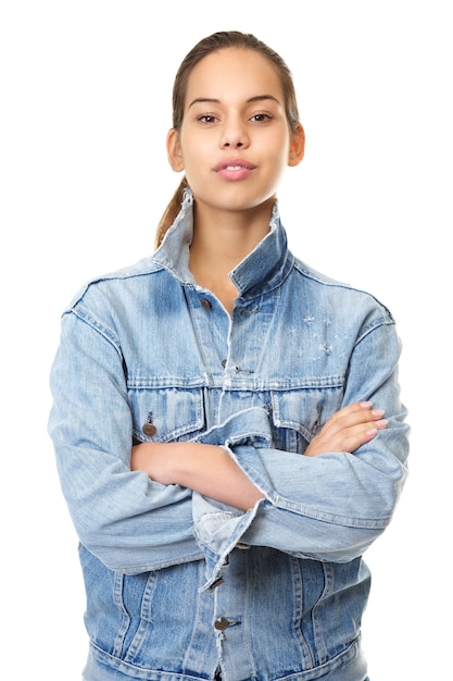 Ritratto di una giovane e bella donna in giacca di jeans