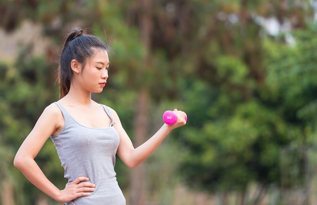 公園で運動する美しい若い女性の肖像画