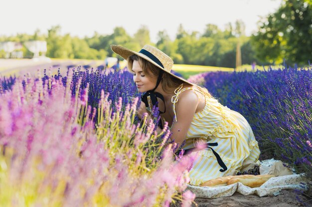 라벤더 꽃이 가득한 들판에서 아름다운 젊은 여성의 초상화