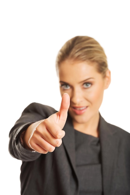 Photo portrait of beautiful young woman gesturing against white background