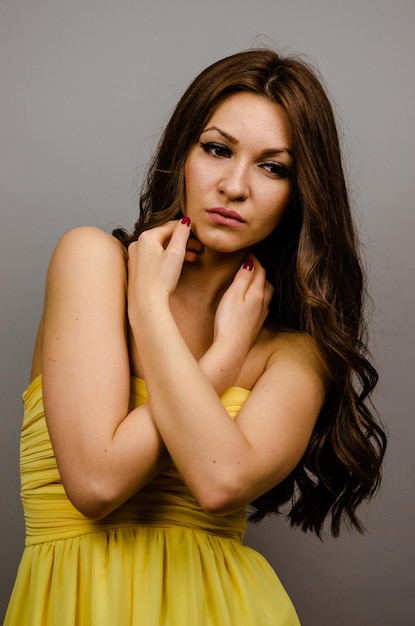 Photo portrait of a beautiful young woman over gray background