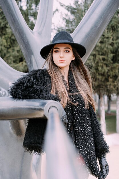 Photo portrait of beautiful young woman in hat