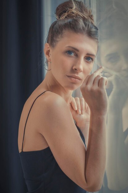 Photo portrait of a beautiful young woman holding camera