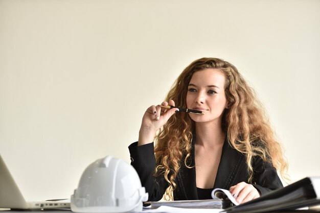 Foto ritratto di una bella giovane donna con la telecamera in mano