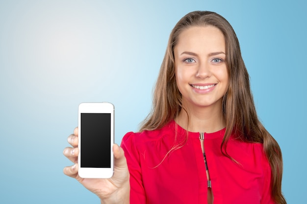 Foto ritratto di bello smartphone della holding della giovane donna