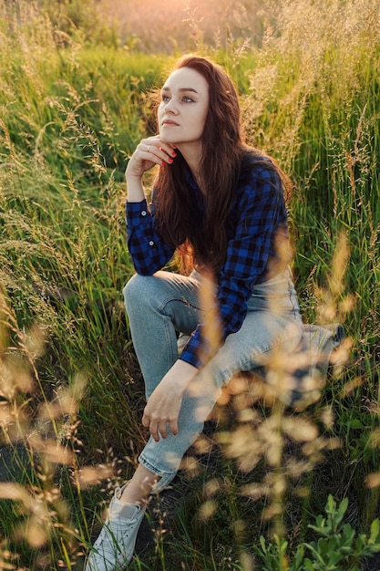 牧草地の美しい若い女性の肖像画