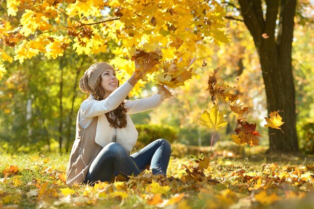 Foto ritratto di una bella giovane donna che posa nel parco d'autunno