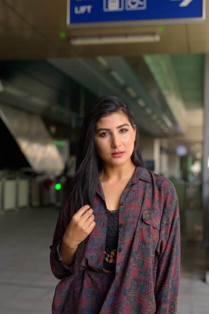 Foto ritratto di bella giovane donna pronta a viaggiare colpo verticale