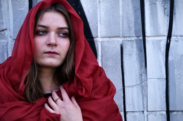 Foto ritratto di una bella giovane donna in rosso