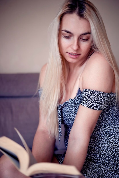 Photo portrait of beautiful young woman sitting at home