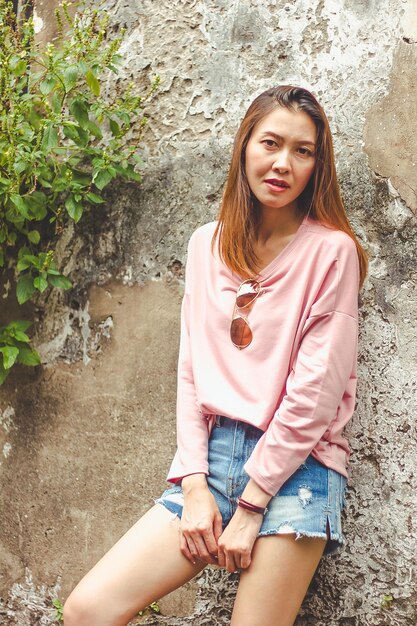 Photo portrait of a beautiful young woman sitting outdoors