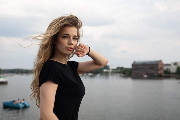 Photo portrait of beautiful young woman standing against sky