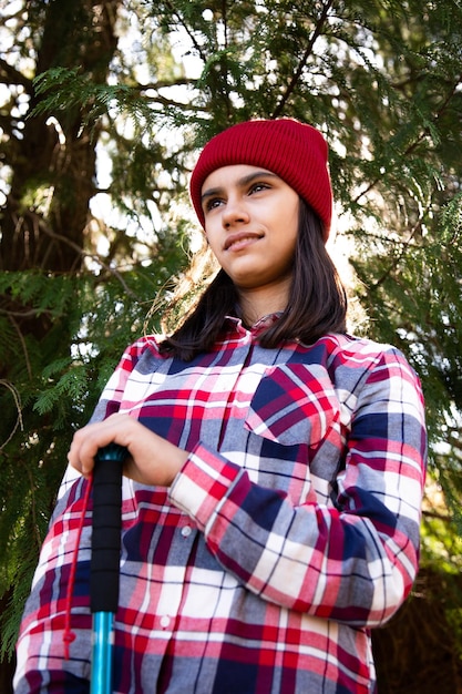 Photo portrait of beautiful young woman standing against trees