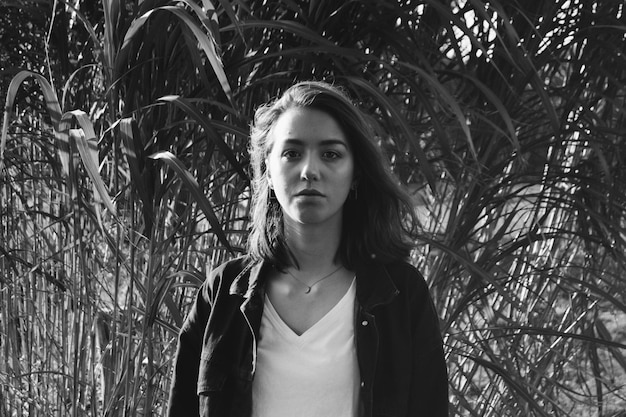 Photo portrait of beautiful young woman standing against trees