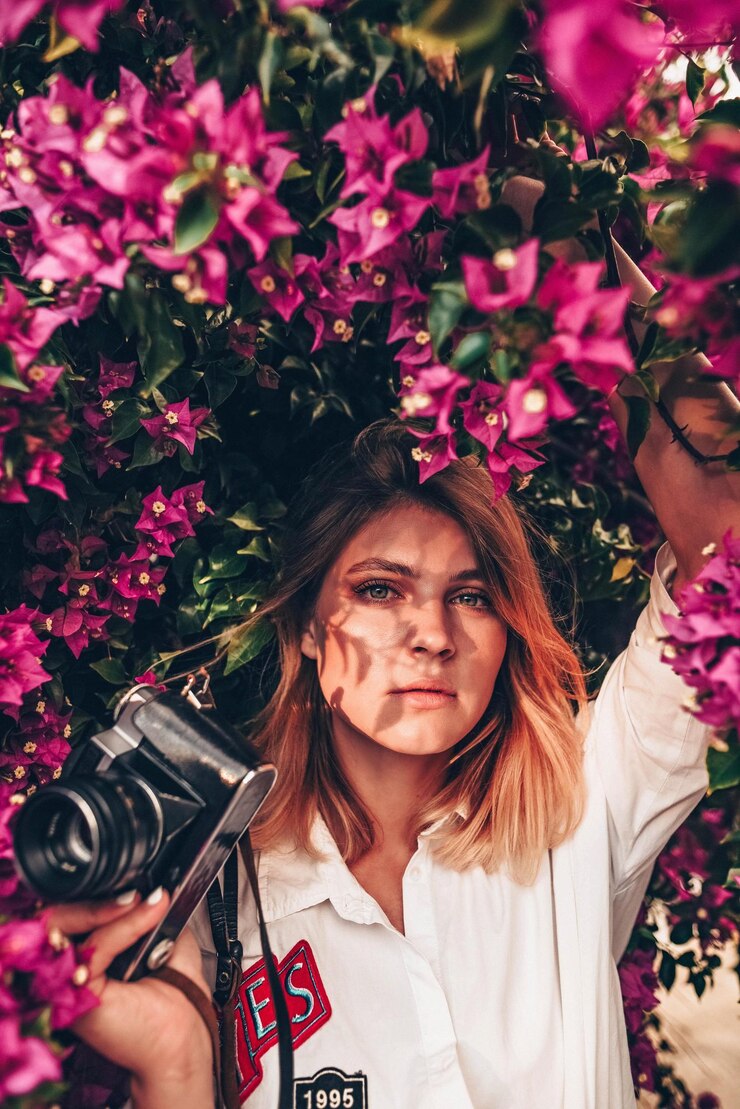 Photo portrait of beautiful young woman standing by flowering plants