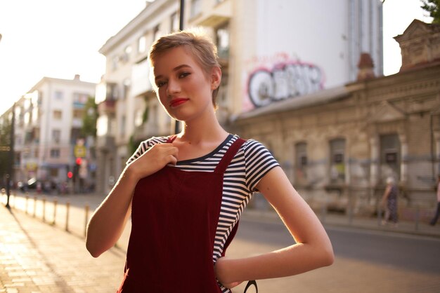 Photo portrait of beautiful young woman standing in city