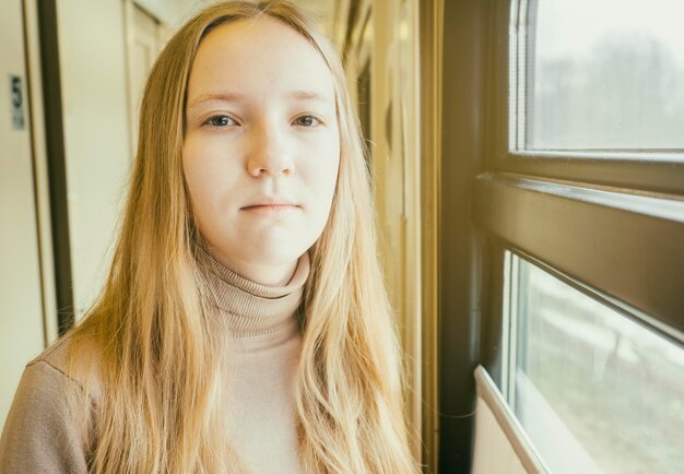 Foto ritratto di una bella giovane donna in piedi nel corridoio