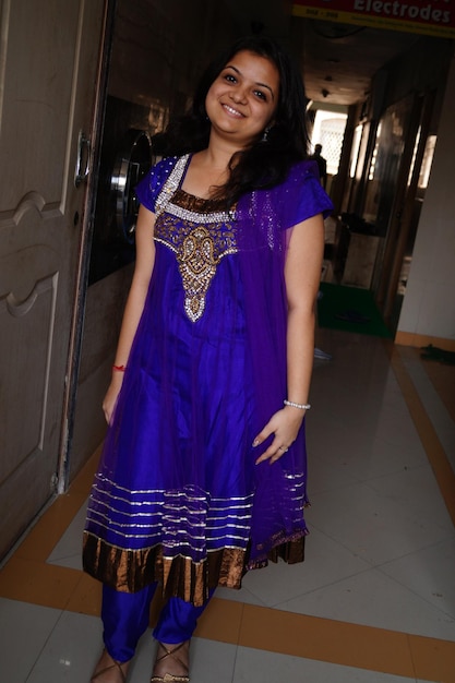 Photo portrait of beautiful young woman standing in corridor