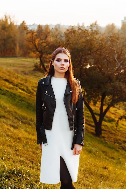 Photo portrait of beautiful young woman standing on field