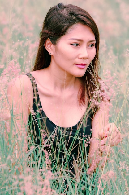 Photo portrait of beautiful young woman standing on field