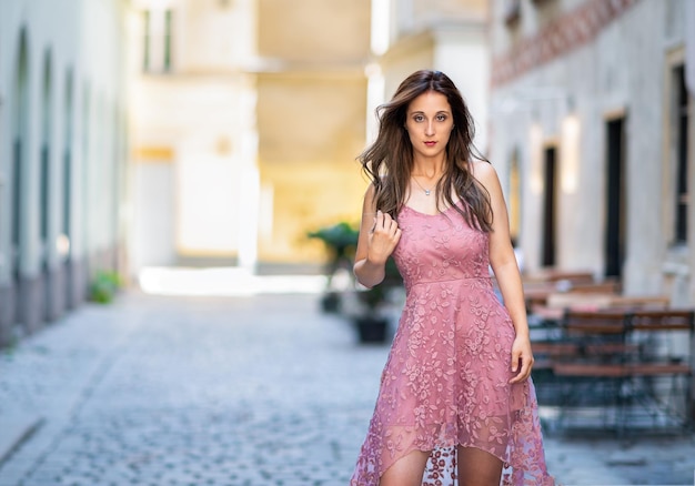 Photo portrait of beautiful young woman standing on footpath