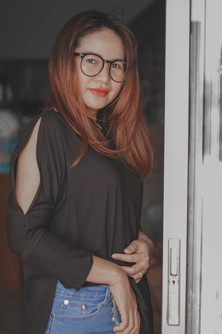 Photo 鏡に立っている美しい若い女性の肖像画