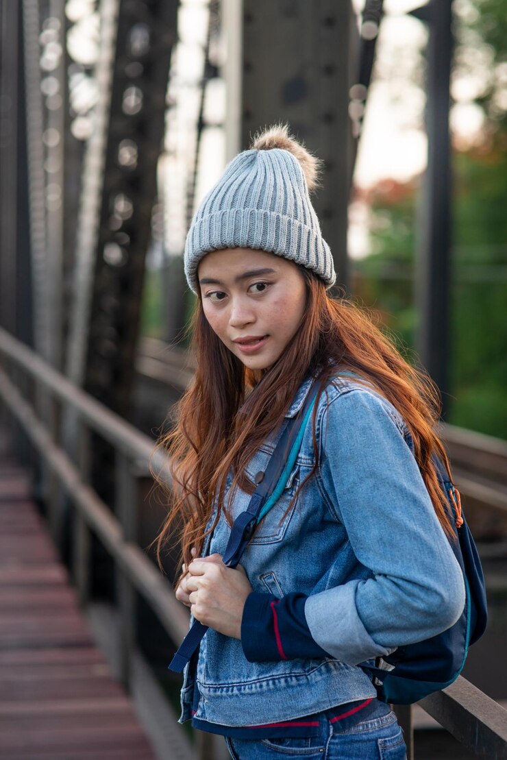 Photo 外で立っている美しい若い女性の肖像画