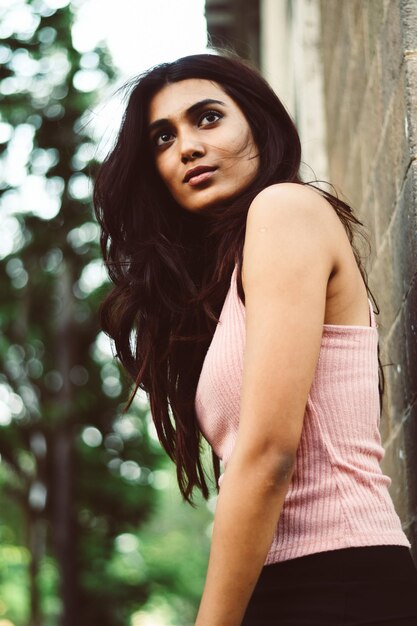 Photo portrait of a beautiful young woman standing outdoors