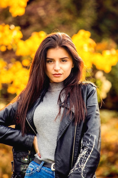 Photo portrait of beautiful young woman standing outdoors