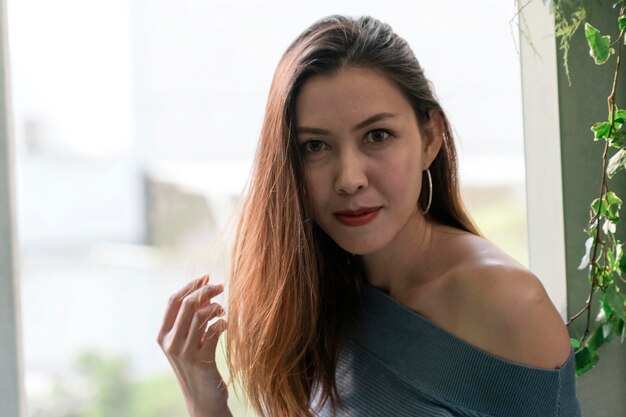 Photo portrait of beautiful young woman standing outdoors