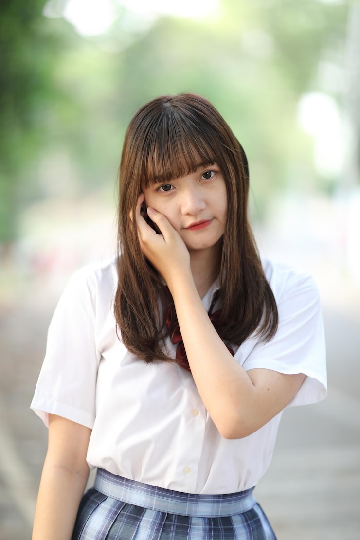 Photo 外に立っている美しい若い女性の肖像画