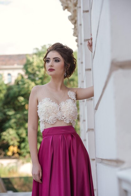 Photo portrait of a beautiful young woman standing outdoors