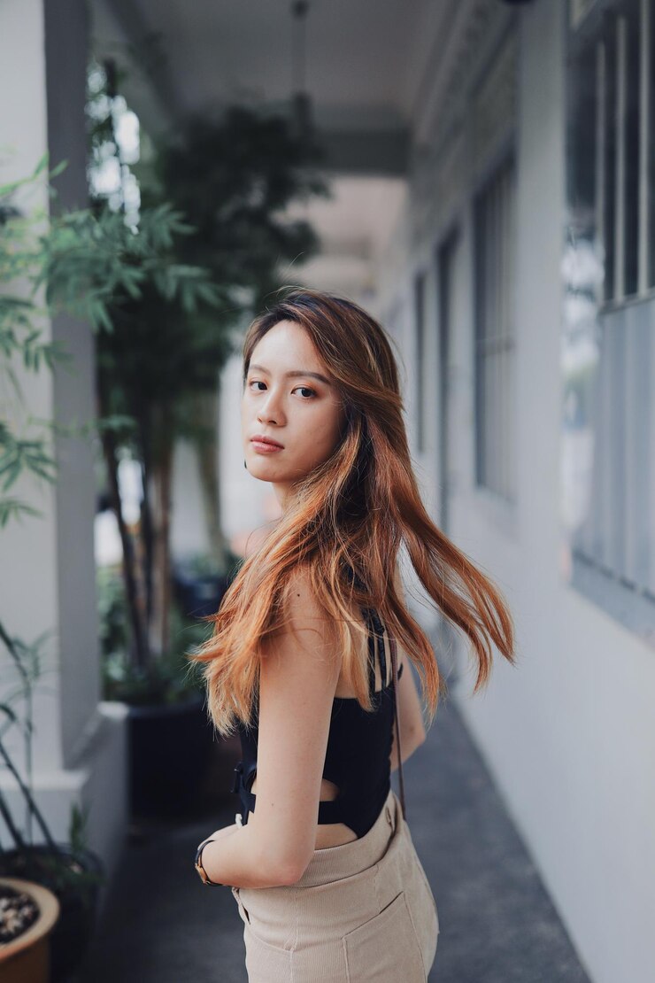Photo 外に立っている美しい若い女性の肖像画